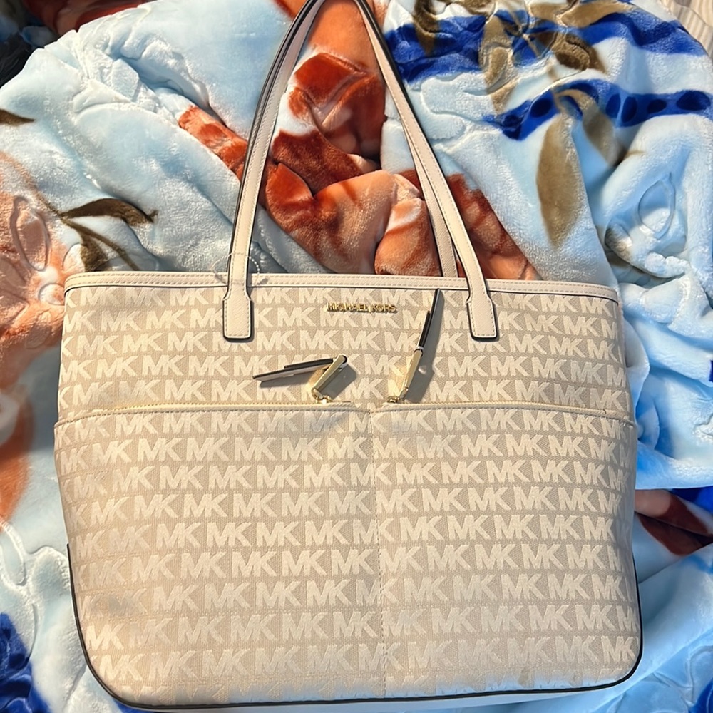 Michael Kors Nat/LT Cream LG New white Tags has a small stain on front